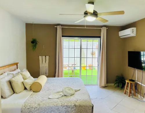 Your Palm Beach Getaway: Walk to Beach & Hotels