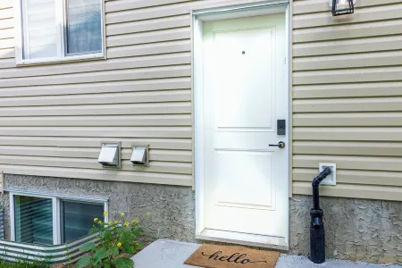 Comfy 2BR Guest Suite in Leduc 12 Mins to YEG Airport Отели в г. Ледук