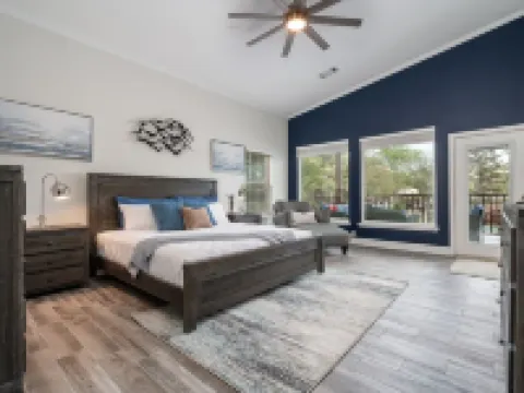 Ultimate Spacious Luxury Retreat! Boat Slip, 2 Jet Ski Slips, Kayaks, Hot Tub! Hotels in Piney