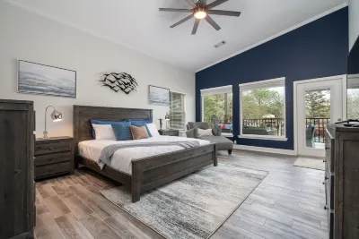 Ultimate Spacious Luxury Retreat! Boat Slip, 2 Jet Ski Slips, Kayaks, Hot Tub!