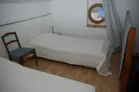 For six people, 1st floor of villa, sea view apartment of 80m2