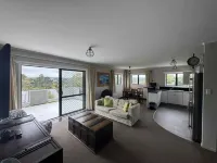 Skyline Apartments Raglan (Upper Apartment)