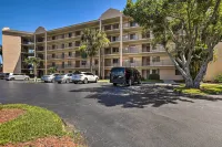 Jupiter Condo w/ Pool Access, Walk to Beach! - Parking