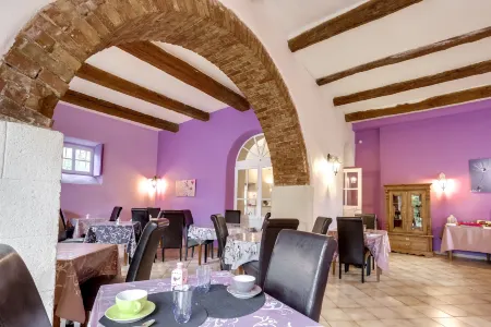 Logis Hotel Restaurant le Domaine de la Régalière Отели в г. Торнак