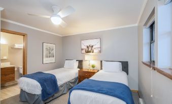 West End Walk to Lift 7 Hot Tub, Parking, Open Kitchen + Living Space 2 Bedroom Condo by RedAwning