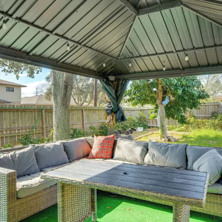 9 Mi to Dtwn: Spacious Retreat in Corpus Christi!