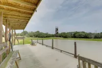 5 Mi to Splashway Waterpark Cabin in Rock Island Hotel di Colorado County