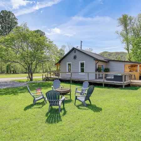 Walk to River and Trails Cozy Damascus Cottage!