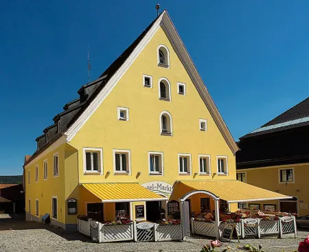 Hotel am Markt Отели в г. Emsing