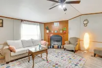 13 Mi to OKC Edmond Home with Playground Access! Hotel di Edmond