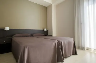 Residencia Universitaria Resa Damia Bonet Hotel dekat Port Saplaya Resort