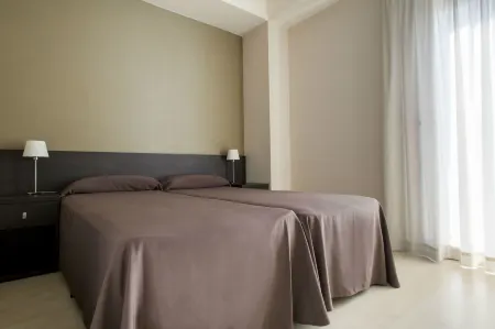 Residencia Universitaria Resa Damia Bonet Отели рядом с достопримечательностью «Antiguo Cauce del Rio Turia»