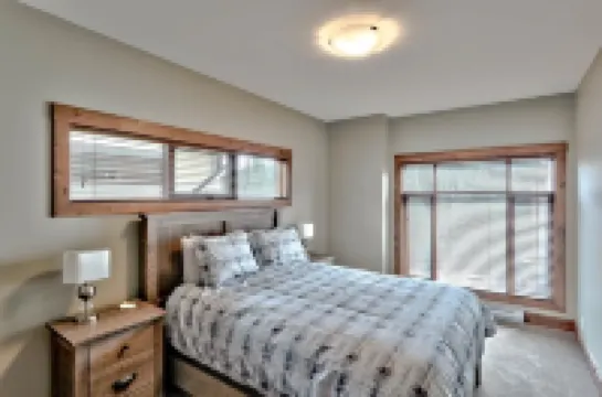 Village Walk #21 by Bear Country Hôtels à : Thompson-Nicola P