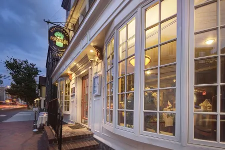 Bouchard Restaurant & Inn Отели рядом с достопримечательностью «Клифф Уолк»