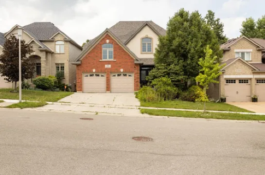 MODERN & QUIET 4-BEDROOM HOME WITH A PATIO/WALKOUT-5min drive to Masonville Mall