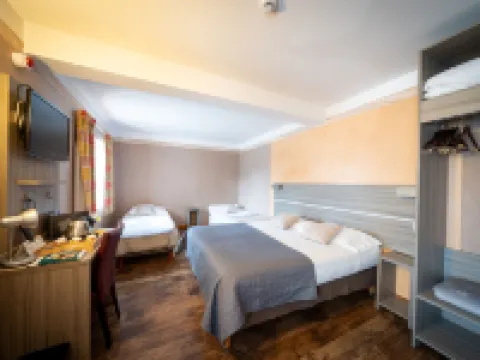 Logis hôtel Au Relais Nivernais ヌベールのホテル