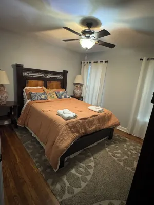 Gorgeous quiet and cozy 3 bedroom/ 2 bathroom home awaits you! 加納爾機場附近的飯店