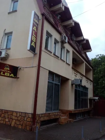 Hotel Alba Отели рядом с достопримечательностью «Fountain of the Mothers of Macedonia»