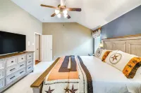 Swim, Game, Relax & More: Family Getaway in Frisco - Kolam Renang Peribadi