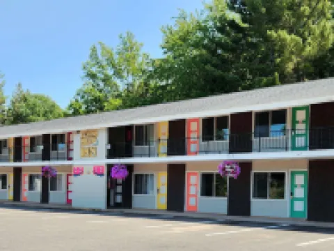 Cedar Motor Inn Hotels in Marquette