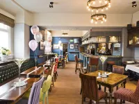 Bowling Green Hotels near Didsbury
