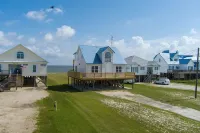 Bayfront Views and Cozy Loft - Charming Family Sanctuary