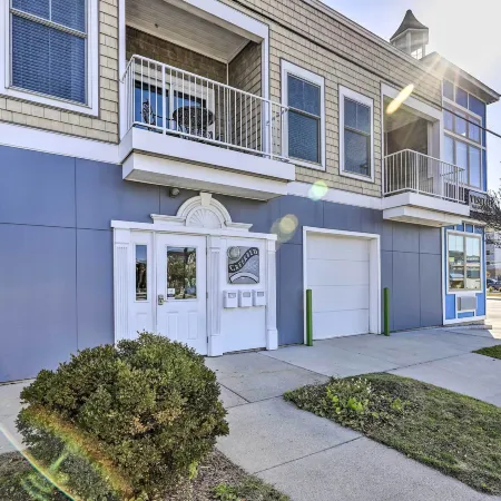 Dtwn Ludington Condo Balcony, Walk to Beach!