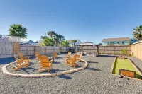 Galveston Getaway w/ Shared Yard, Walk to Seawall!