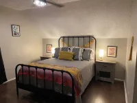 Sunrose Cottage - Fresh & Clean - King Suite + free Wifi - Pet Friendly Hotels in Cibolo