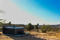 High View Haven - Hot Tub, Fire Pit & BBQ in Joshua Tree! 4 Bedroom Home by RedAwning Hotels in Joshua Tree