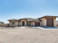 7 Mi to Lost Dutchman: Home w/ Pool + Patio! Hotels in Apache Junction