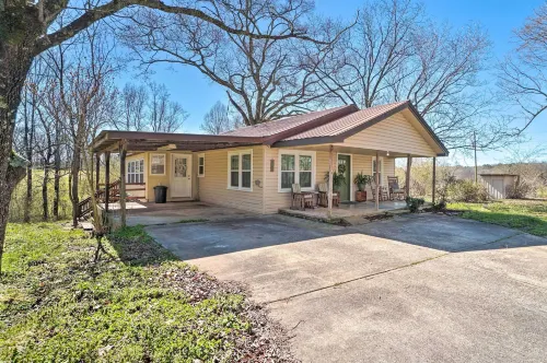 Wine Country Retreat w/ Fire Pit + Sunroom! Hotel di Lumpkin County