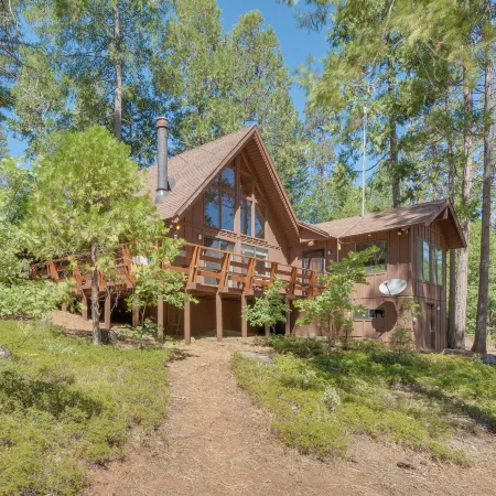 6 Mi to Yosemite National Park: Retreat w/ Deck!