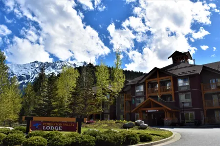Pemberton Valley Lodge Отели в г. Сквамиш-Лиллоет C