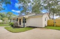Dog-Friendly Home in the Woodlands w/ Fenced Yard! - spa