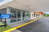 Travelodge by Wyndham Bloomington Hotels in Clear Creek Township