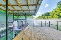 Riverfront Retreat w/ Fire Pit & Deck - con encanto