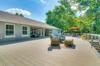 Riverfront Retreat w/ Fire Pit & Deck - con encanto