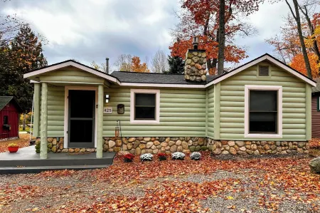 New! Cute 2-bedroom cottage in quaint Northport