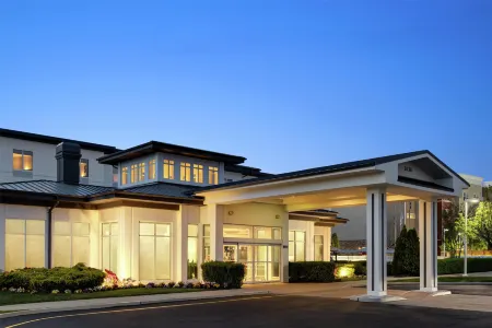 Hilton Garden Inn Riverhead Отели рядом с достопримечательностью «Кранберри Бог»