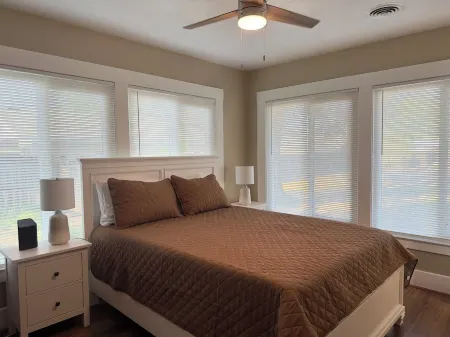 Cozy House with King Bed and Modern Bathrooms