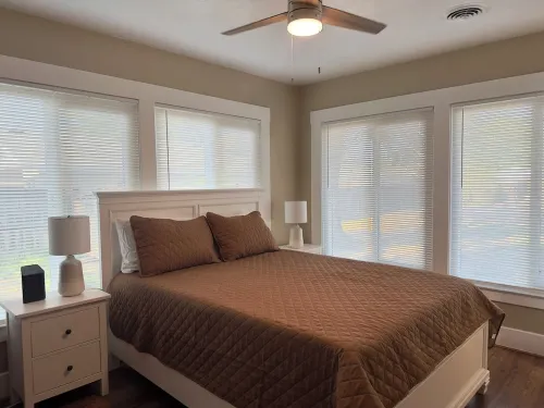 Cozy House with King Bed and Modern Bathrooms