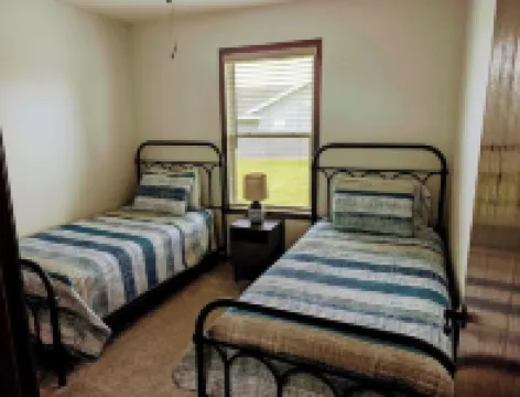 HARVEST COTTAGE Cozy home for family memories in a small town..