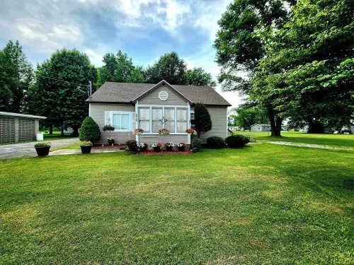 Lakeside Shady Rest Home Away from Home blocks from Rend Lake and I57/I64