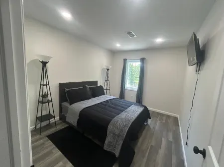 Welcome to New Paltz. Charming 3-bedroom house with AC, WIFI,