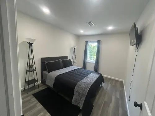 Welcome to New Paltz. Charming 3-bedroom house with AC, WIFI,