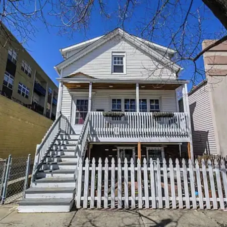 Beautiful Roscoe Village/Hamlin Park 4 bed 3 bath.