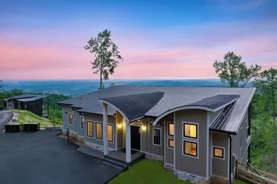 Grand Vista Retreat by AvantStay Luxury Group Retreat w Indoor Pool, Arcade & 56-Mile Views