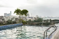 ลักซ์ พาราไดซ์ สวีทส์ โรงแรม แอนด์ สปา - สระว่ายน้ำบนดาดฟ้า