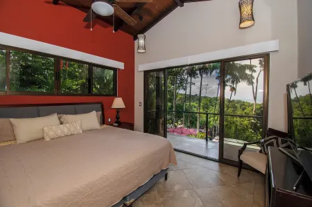 Ocean View, Infinity Pool & Lush Gardens!